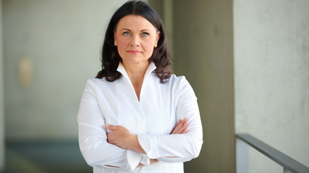 Gitta Connemann über Mut zur KI und warum Zögern keine Option mehr ist - Gitta Connemann ist seit Mai 2025 Parlamentarische Staatssekretärin bei der Bundesministerin für Wirtschaft und Energie und Beauftragte der Bundesregierung für den Mittelstand - Quelle: Tom Peschel